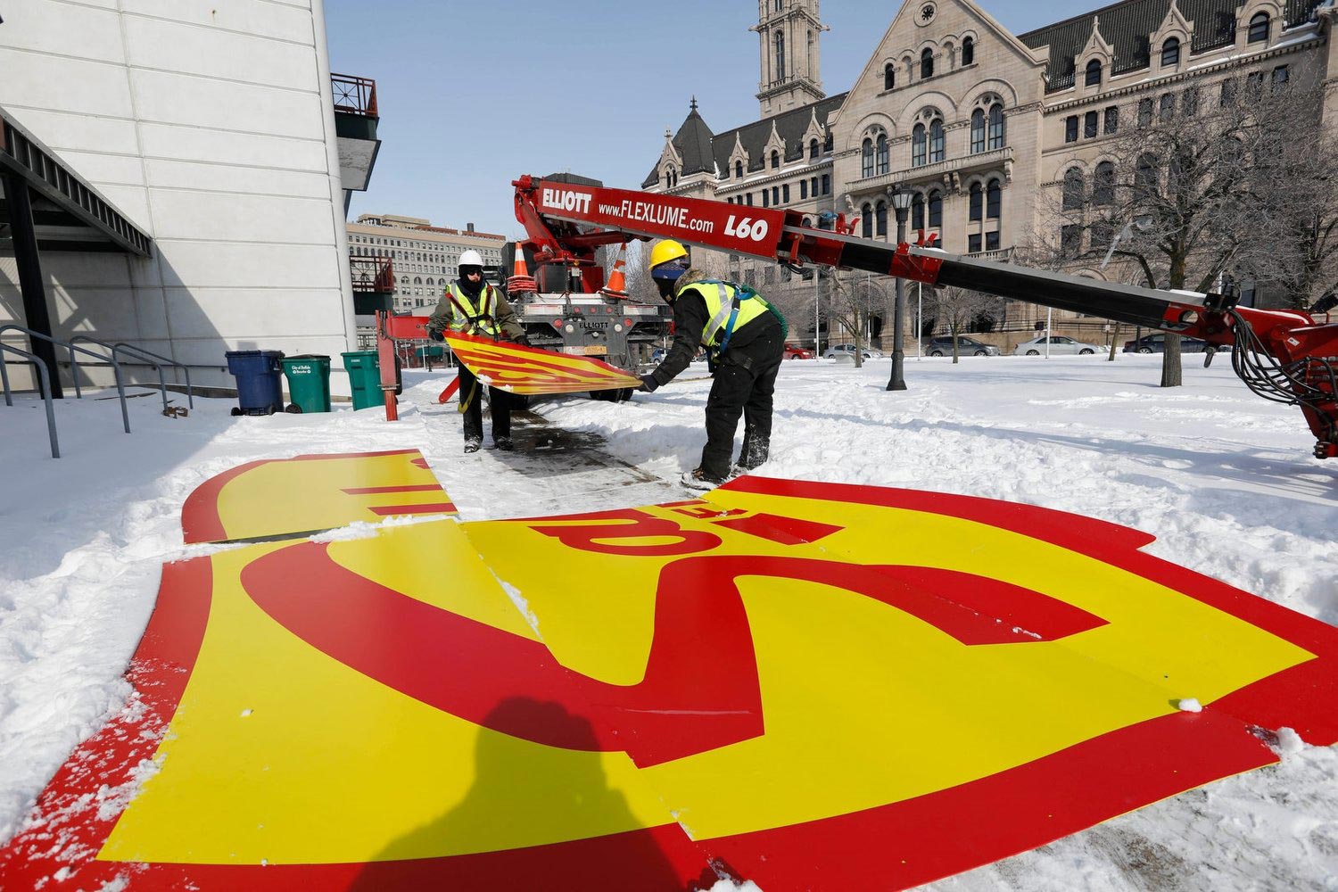 Sahlens Logo sign installation